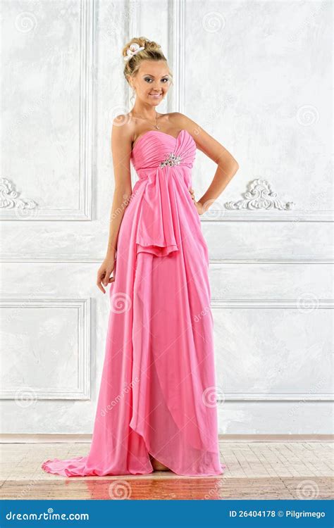 Belle Femme Blonde Dans Une Longue Robe Rose Photo stock Image du verticale élégant