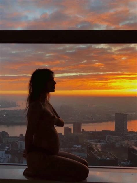 En lencería y bikini la novia de Chicharito luce su embarazo Infobae