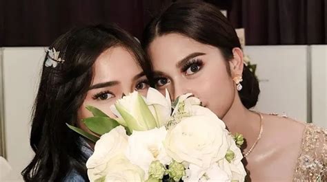 Artis Dapat Lemparan Bunga Dari Pengantin Luna Maya Malu Malu