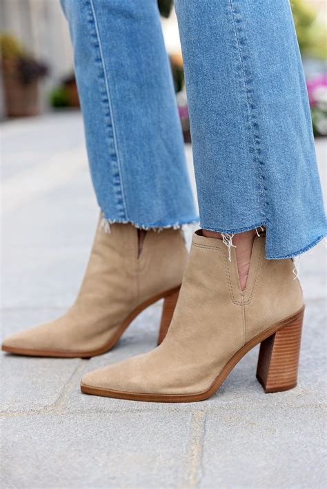 How To Wear Crop Flare Jeans With Boots For Fall 2021