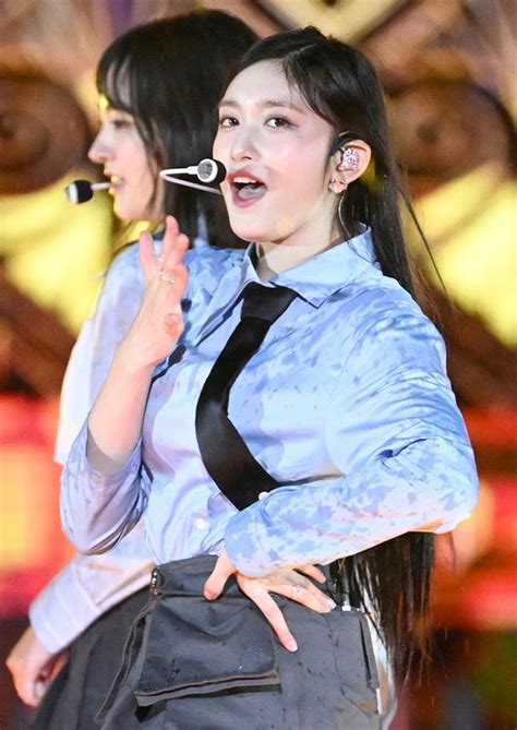 아이브 이서, '무릎 상처'에도 프로 답게 아찔한 빗속 공연 소화 [포토엔HD 스토리] | 네이트 연예