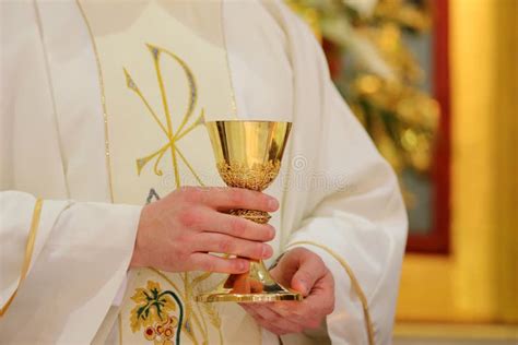 Cálice Nas Mãos Do Padre No Altar Durante a Celebração Da Missa Imagem