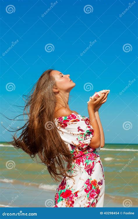 Belle Fille Avec De Longs Cheveux Sur La Plage Avec Le Se Photo Stock