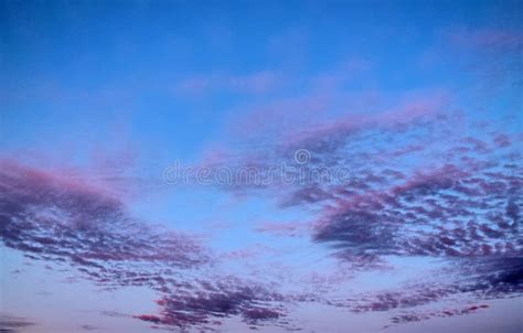 Formaciones Anaranjadas Y Rojas Hermosas De La Nube De La Puesta Del