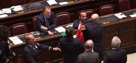 Violencia En Parlamento Italiano Diputado Fue Agredido A Golpes Y