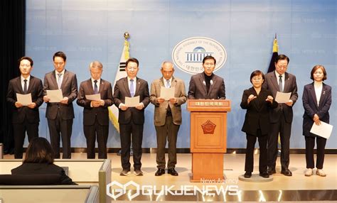 위성정당 방지법 당론 추진 촉구하는 민주당 의원들