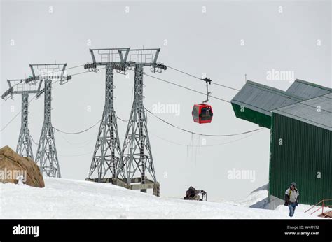 Gulmarg Gondola Phase 2 / Apharwat Peak, Gulmarg, Jammu and Kashmir, India Stock Photo - Alamy