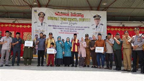 Pemkab Solok Selatan Bagikan Seragam Gratis