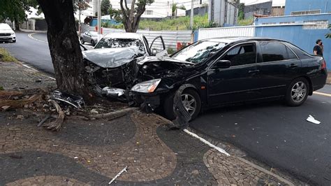 Motorista Passa Mal Perde Controle De Carro Invade Cal Ada E Mata