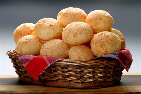 Pão de queijo is een Braziliaans kaasbroodje