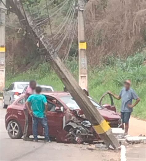 Homem Passa Mal Ao Volante E Bate Carro Em Poste Em Timóteo