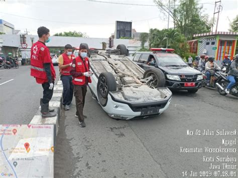 Usai Tabrak Pembatas Jalan Mobil Subaru XV Terbalik Di Kawasan Viaduk