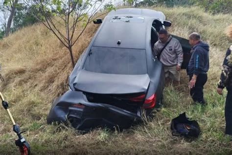 快訊》何潤東出車禍！瑪莎拉蒂被追撞「車尾凹扁→整車剷上小山坡」 後座副導演傷重急送醫 Yahoo奇摩汽車機車