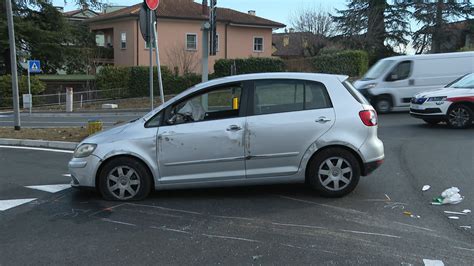 Tavolucci Incidente Alla Nuova Rotonda Enne Esce Di Strada Per Un