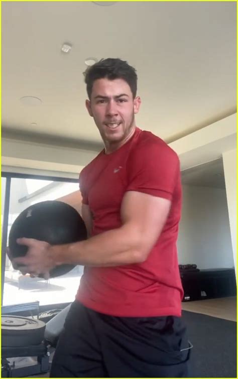 Nick Jonas Looks So Hot While Doing an Upper Body Workout - Watch the ...