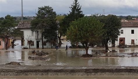 Il Fiume Lamone Rompe L Argine A Traversara Di Bagnacavallo Ravenna A