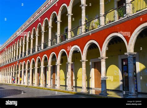 Edificio De La Poca Colonial En La Plaza De La Independencia En La