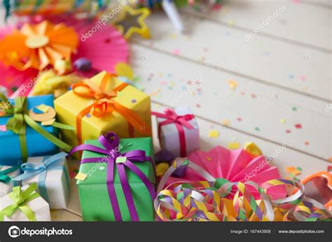 Кольорові подарункові коробки з барвистими стрічками. Білий фон ...