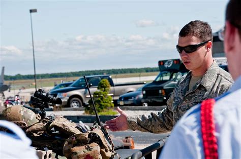 Us Air Force Senior Airman Ethan Hugg Ein Gemeinsames Terminal