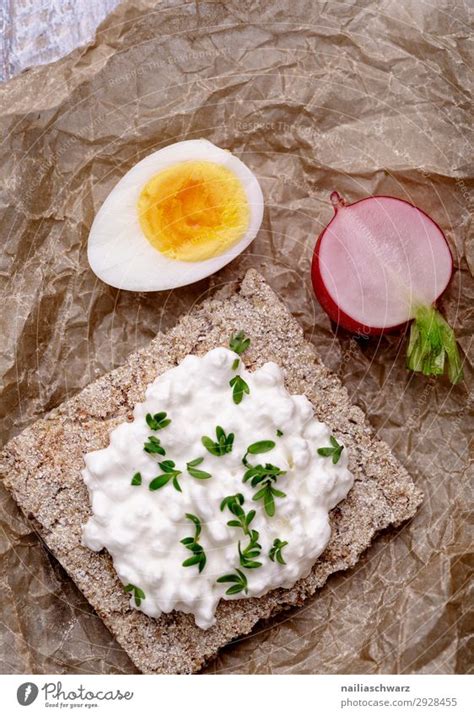 Kn Ckebrot Mit Frischk Se Und Perlhuhneier Ein Lizenzfreies Stock