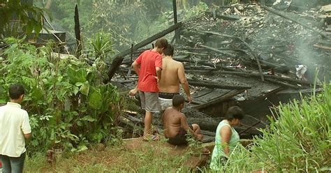 G1 Incêndio deixa casa de madeira destruída em bairro de Foz do