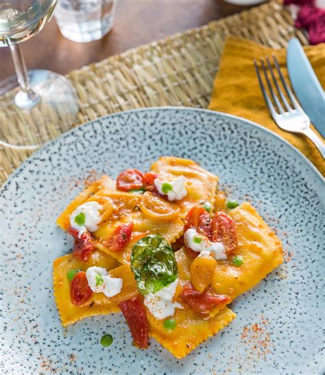 Ravioli Ripieni Di Burrata E Pomodorini Tardivi Vivi