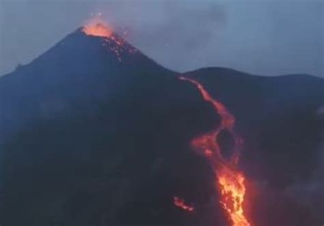 Nevjerovatni Snimci Dronom Iznad Vulkana Etna