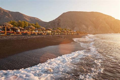 Les 6 meilleures plages de sable noir de Santorin Âme Bohème