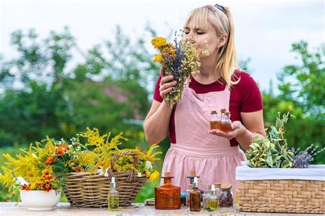 Mujer Con Hierbas Medicinales Y Tinturas Enfoque Selectivo Foto Premium