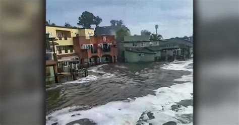 High surf floods waterfront residences in Capitola - CBS San Francisco