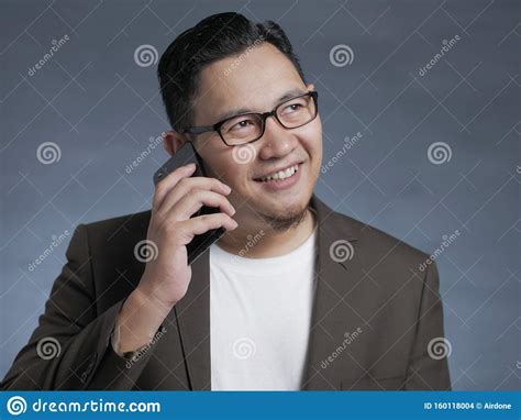 Hombre Joven Que Habla En Su Tel Fono Risa Sonriente Feliz Foto De