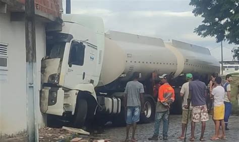 Carreta Tanque Perde O Controle E Invade Casa Em Governador Mangabeira