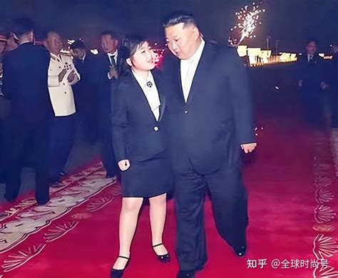 金正恩9岁女儿大方出镜，穿立领大衣挺有范，全程黏着爸爸 知乎