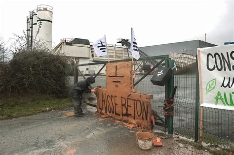 La Vague D Actions Contre Lafarge Et Le Monde Du B Ton Est Bien Lanc E