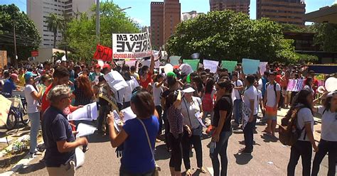 G1 Professores Estaduais Em Greve Protestam Na Sede Do Governo Do Ce