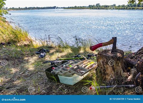 Equipamento De Pesca Para Travar Peixes Predat Rios No Banco De Rio No