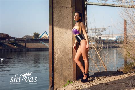 Gastmodel Finnja In Latex Am Hafen Teil Shinydivas Latex