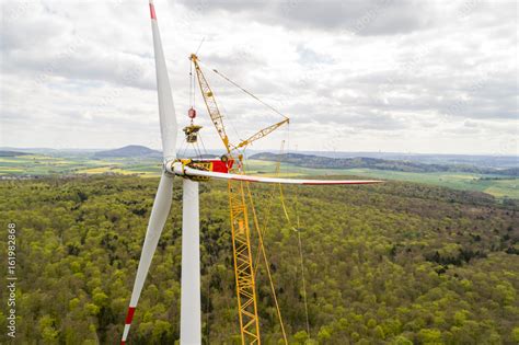 Foto De Aufbau Eines Windrades Windkraftanlage Do Stock Adobe Stock