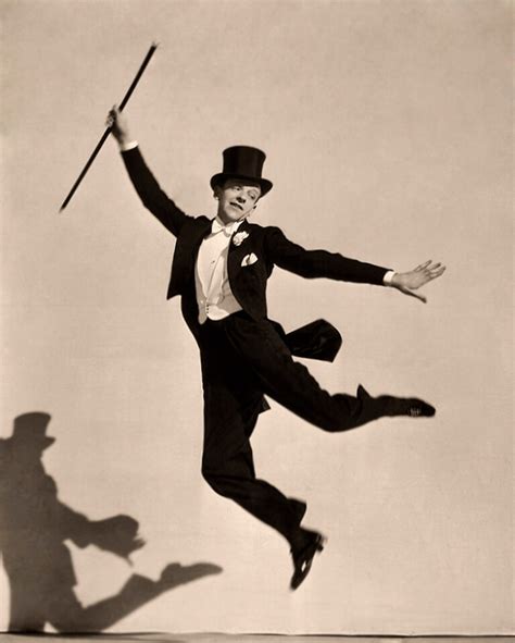 Fred-astaire-dancing-in-a-top-hat-and-tails - Habilitate