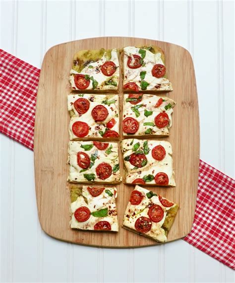 Easy Pesto Mozzarella Caprese Flatbread Pizza Recipe