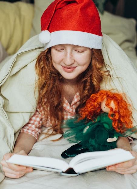 Garota Ruiva Chap U De Papai Noel Lendo Um Livro Para Sua Boneca