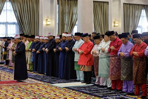 Agong Sultan Sertai Umat Islam Tunai Solat Sunat Aidilfitri Utusan