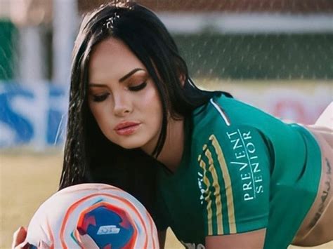 Musa Do Palmeiras Sensualiza De Biqu Ni No Campo De Futebol