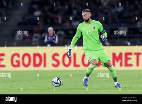 Der Italienische Torh Ter Gianluigi Donnarumma Kontrolliert Den Ball