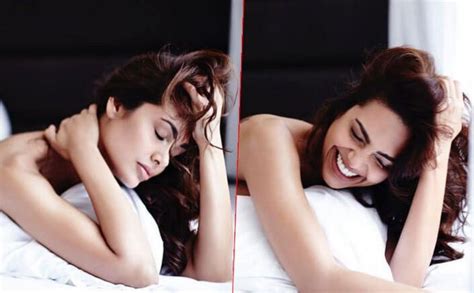 Esha Gupta Shared Hot And Bo Ld Pictures Showed Her Cleavage Braless
