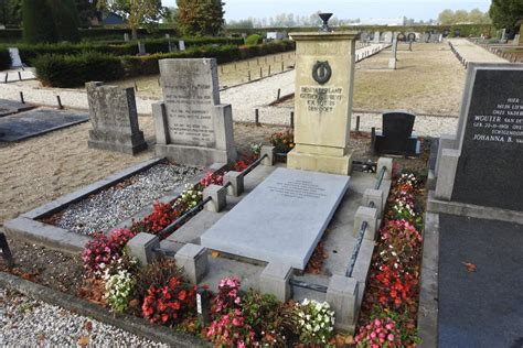 Dutch War Graves Municipal Cemetery Rusthof Wijk En Aalburg