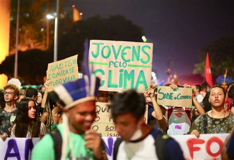 Veja imagens do ato da greve mundial pelo clima em Brasília