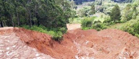 Longsor Di Toraja Utara Timbun Jalan Penghubung Tiga Desa