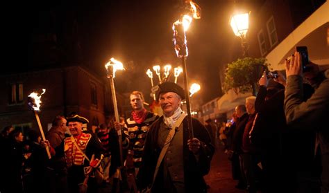 Todo el color de la celebración de la noche de Guy Fawkes en Reino Unido