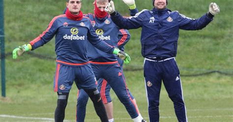 Sunderlands Jordan Pickford And Vito Mannone Challenged To Scrap For